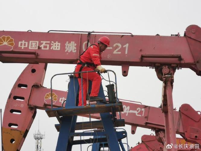 采油三厂油房庄二区 抢抓时机强维保 护航抽油机高效稳运行